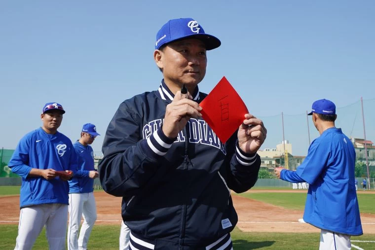 洪一中總教練寫下「自」,希望球員們要帶著自信、自律、自強的心態迎戰。大會提供