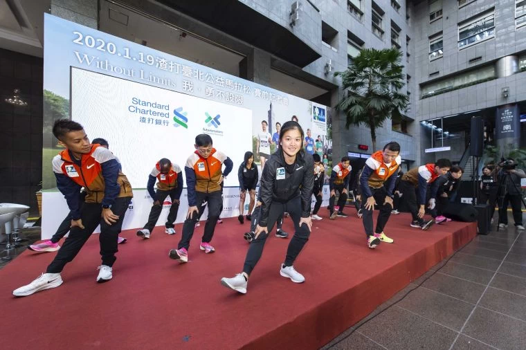 臺南一哥蘇志濱、臺灣女鐵人莊雅婷帶領賽前暖身操,備戰1月19日渣打馬拉松。大會提供