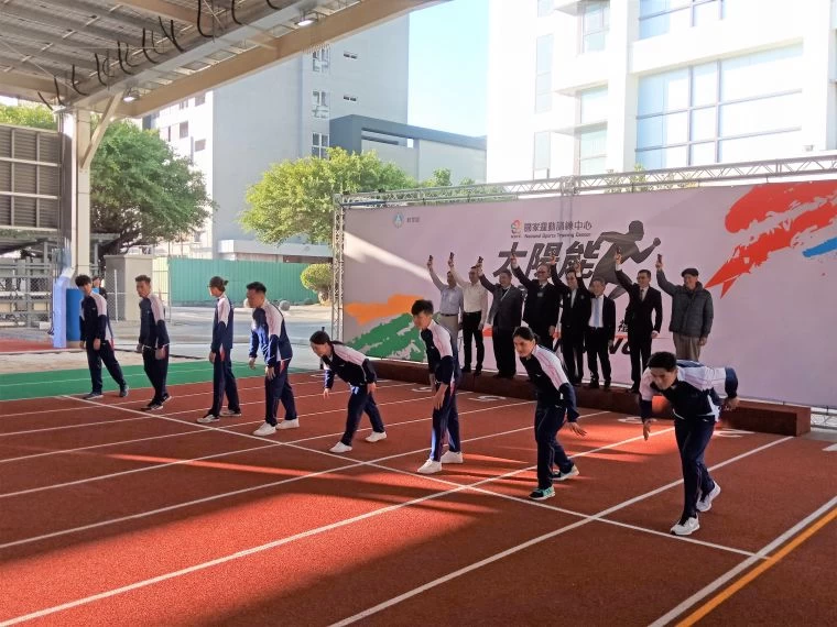 國家運動訓練中心太陽能直線風雨跑道正式啟用。體育署提供