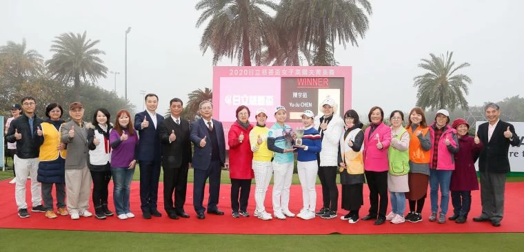 受贈善款的10個慈善團體與賽事貴賓合照。大會提供