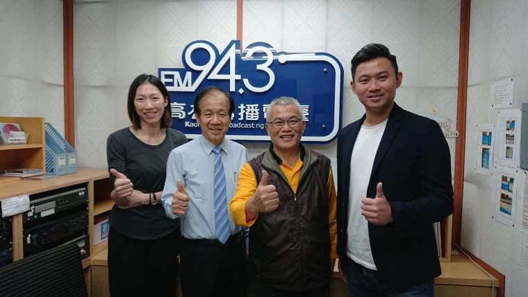 「運動港都好運發」廣播節目主持人黃弘欽(右1),首集邀中山工商校長林昭億、排球教練林靜怡訪談該校女排運動推展歷程。高雄市政府運動發展局提供