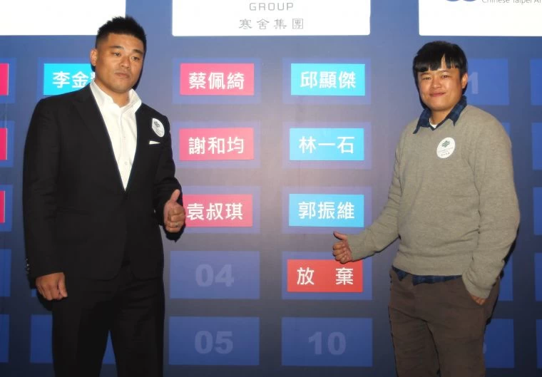 袁叔琪(右)和郭振維企箭二年身兼寒舍隊教練和選手雙重身份。中華企業射箭聯盟/提供。