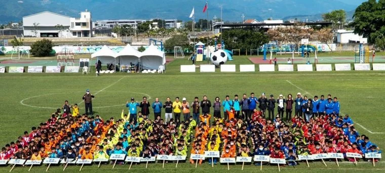 「旭村盃」開踢十年有成,來自全台各縣市以及遠泰國曼谷跨海來台的24支足球隊伍,一共數百位小朋友和家長齊聚台東豐里國小切磋球技、相互交流。官方提供