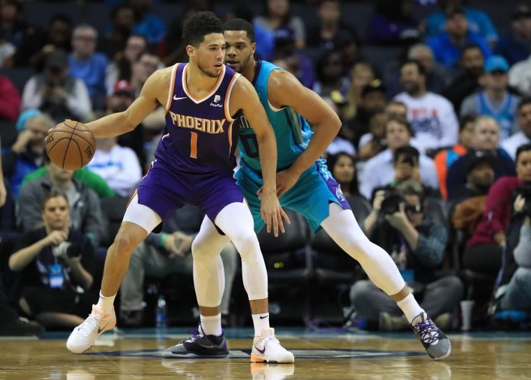 布克(Devin Booker)是當今NBA得分後衛高手,本季減少持球改善了他的效率,但其他球員穩定性仍不足。法新社