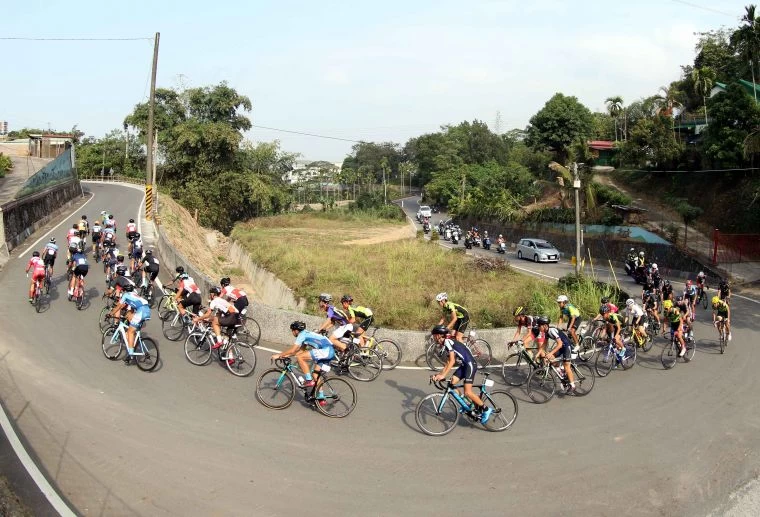 參加全國自由車少年公路賽的選手行經賽嘉。中華民國自由車協會/提供。