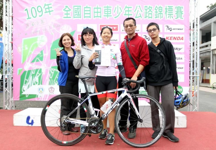兩個月前才開刀取出鋼板的新竹市世界高中陳靖昀(中),在女少17歲組封后。中華民國自由車協會/提供。
