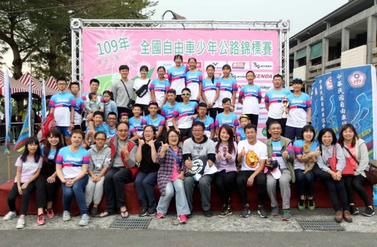 桃園市聯隊「五金店」開張,積分70分勇奪團體總錦標。中華民國自由車協會/提供。