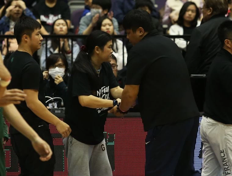 「師徒對決」第三回合光復陳定杰(右)首勝高苑田本玉。資料照片