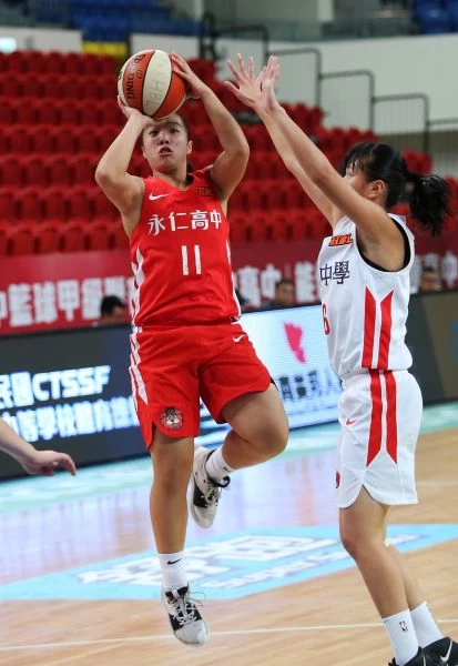 永仁高二射手吳嘉怡三分球16投中8飆24分，雙寫生涯新高。大會提供