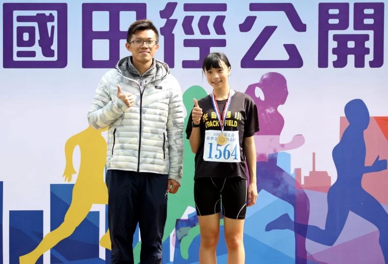 古安妤（右）勇奪公開國小女跳高金牌後和教練侯彥廷合影。林嘉欣／攝影。