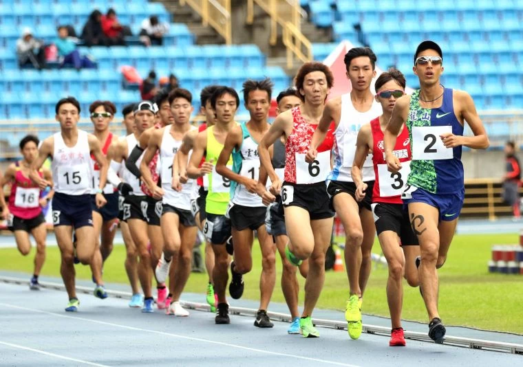 李奇儒(前)在五千公尺再添一金。林嘉欣/攝影。