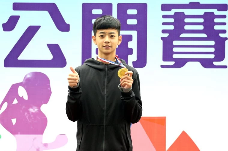 王學駿打破台北市春季田徑賽國男四百公尺跨欄大會紀錄。林嘉欣/攝影。