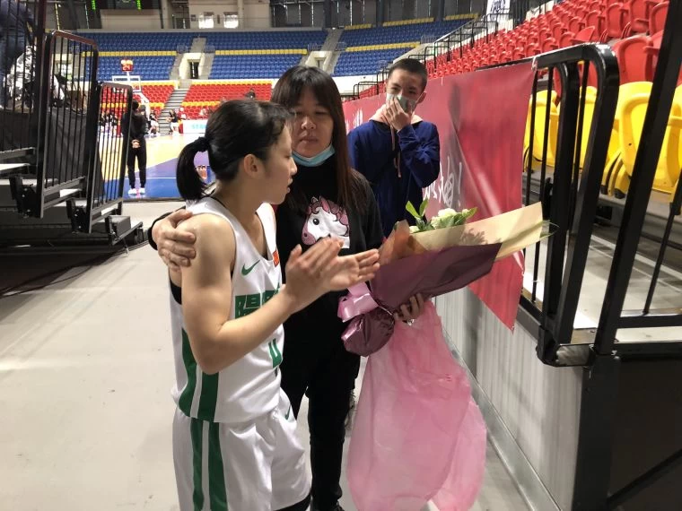 陽明「小巨人」尹湘雲送給全程觀戰的媽媽最棒生日禮。大會提供