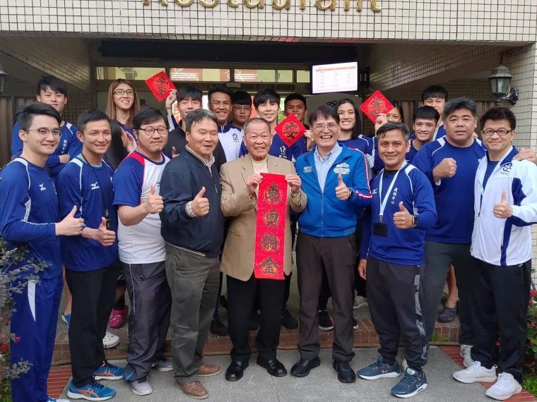(附件照片1)1090224-1-體育署高俊雄署長(前右2)偕同拳擊協會李武男理事長(前右3)與國訓中心李文彬執行長(前左4)勉勵奧運拳擊培訓隊。體育署提供