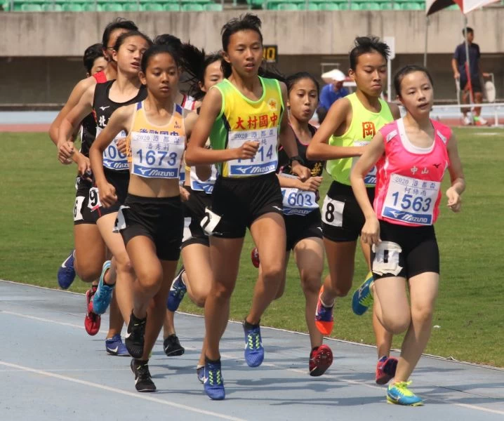 高雄市後勁國中潘秀莉(左1)在國女組1500公尺,以4分49秒76封后。高雄市運動發展局提供