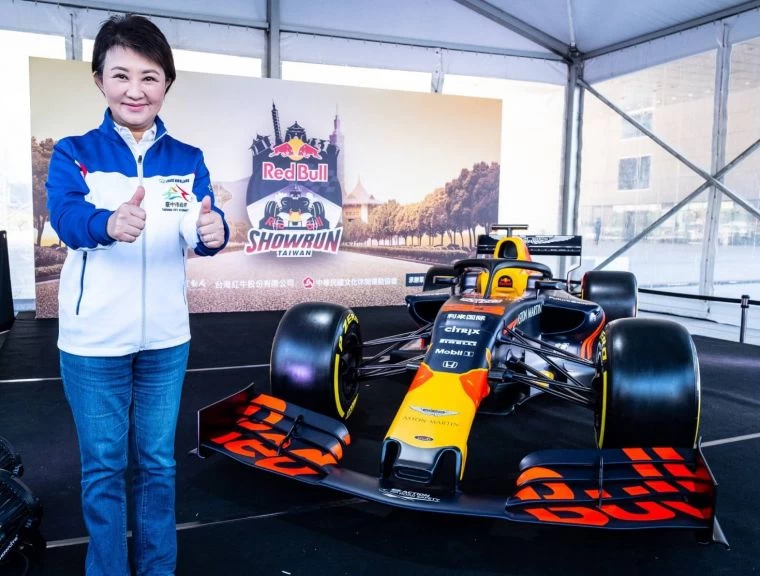 RED BULL SHOW CAR台中巡迴展示明天最後一天。台中市政府運動局提供