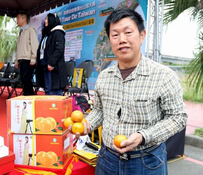 李聲科送清見桶柑聲援環台賽。中華民國自由車協會/提供。
