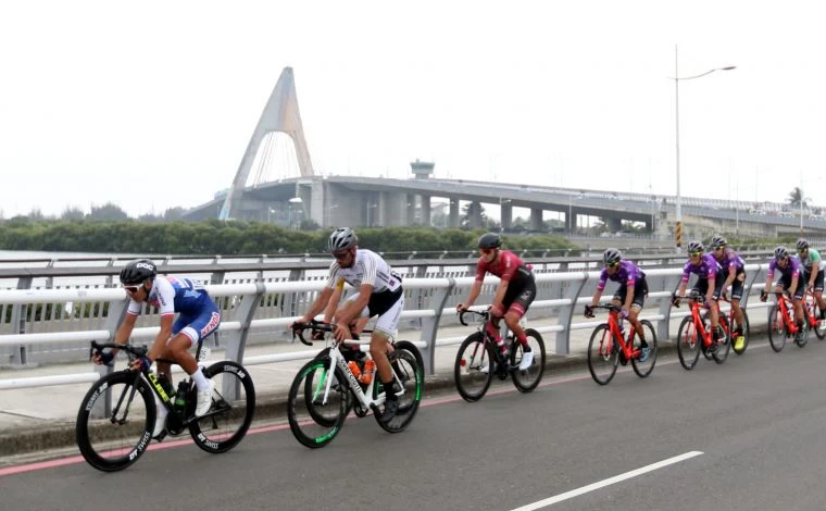 環台賽第四站行經大鵬灣大橋。中華民國自由車協會/提供。