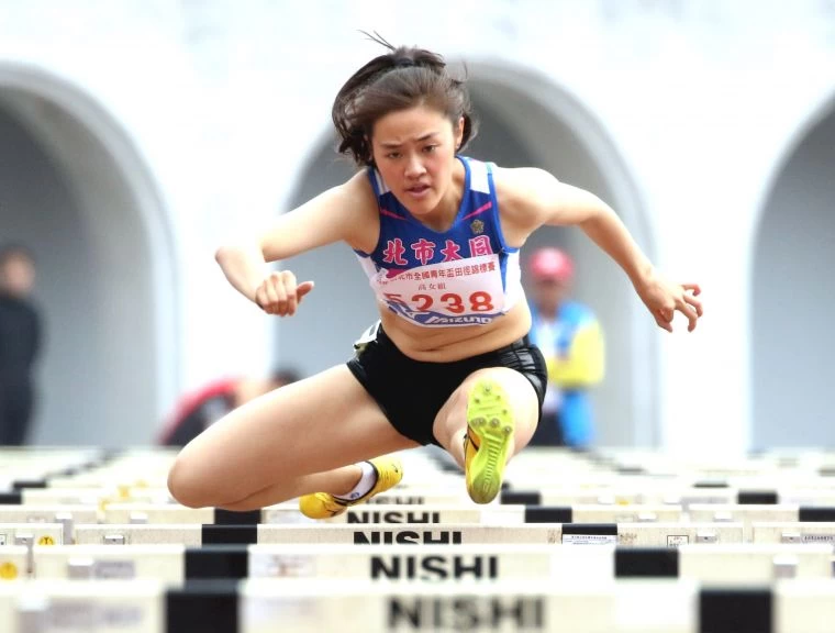 高女100公尺跨欄預賽,臺北市大同高中林庭瑋排第一。林嘉欣/攝影。