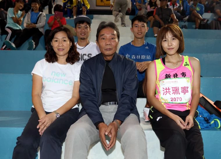 田徑協會副理事長吳清標（前排中）很喜歡幫助選手。林嘉欣／攝影。