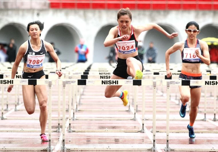 公開女100欄前三名林詩亭(中)、謝喜恩(左)和台中市新民高中聽障生許樂(右)。林嘉欣/攝影。