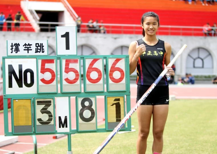 高女撐竿跳高任純瑩3.81破大會奪金。林嘉欣/攝影。