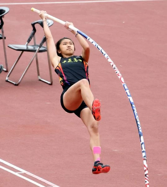 高女撐竿跳高任純瑩3.81破大會奪金。林嘉欣/攝影。