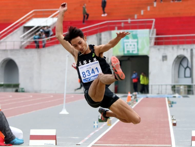 長榮大學林昱堂以8公尺07封王惜超風速。林嘉欣/攝影。