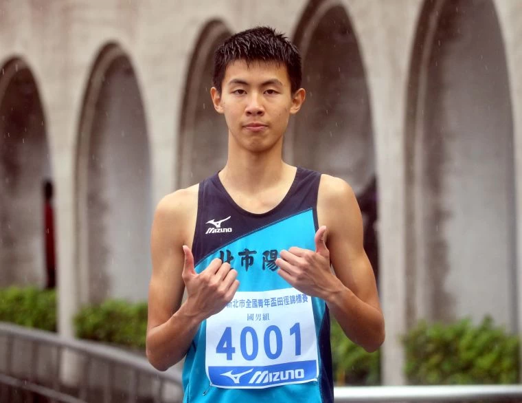 扁平足的北市陽明高中國中部曾子盛在國男800公尺奪金破大會。林嘉欣/攝影。