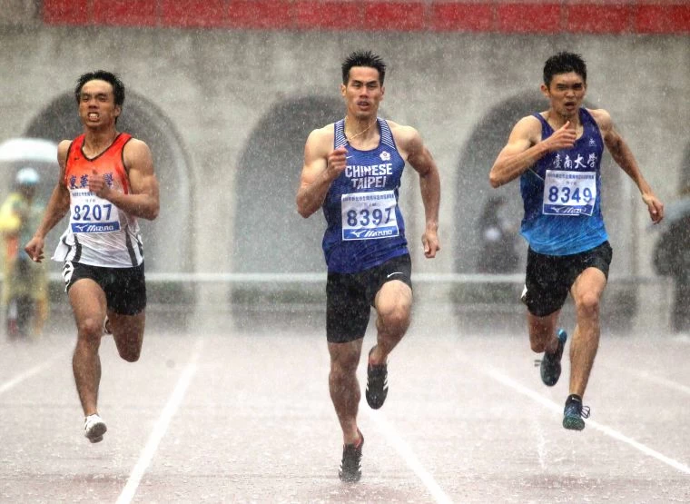 楊俊瀚(中)雨中飆速。林嘉欣/攝影。