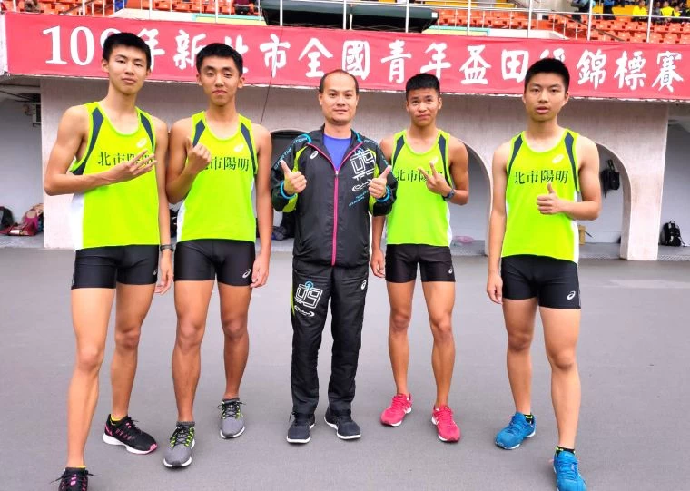 曾子盛(左)和隊友聯手拿下國男1600公尺接力金牌。翁竹毅/提供。