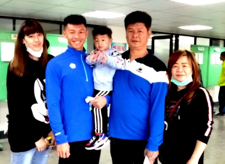余嘉軒家人到場幫他加油。