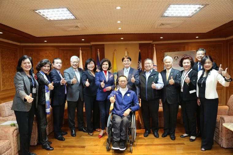體育署高俊雄署長(中)與帕拉運動大使白嘉莉女士宣示攜手提倡身心障礙者參與運動。體育署提供