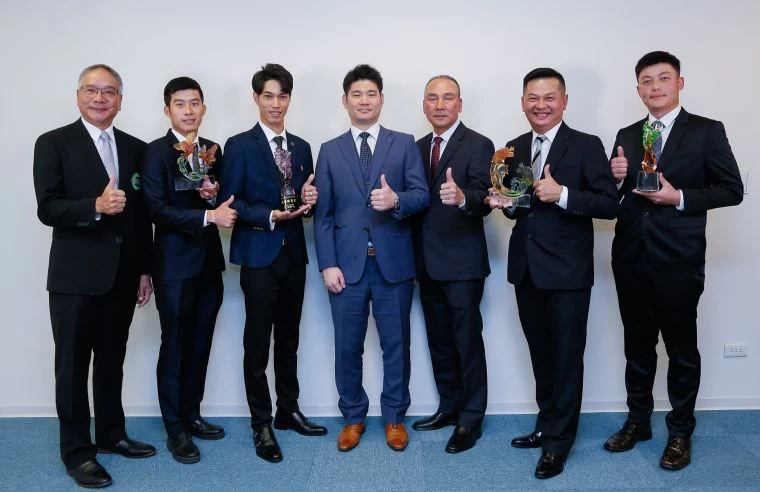 四位得獎選手與頒獎人合影,TPGA理事長謝錦昇(左起)丶TB挑戰賽獎金王張哲瑜丶最佳球員張緯綸丶ThreeBond台灣分公司總經理泰地宏和丶TB挑戰賽執行長陳志忠丶台巡賽獎金王林文堂與最佳新人黃議增。葉勇宏攝