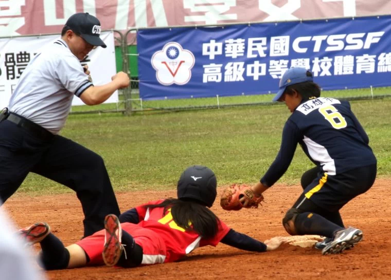 國女甲級高市五福施淨馨（右）在二壘前把回壘的北市北投林詩妍成功觸殺。大會提供