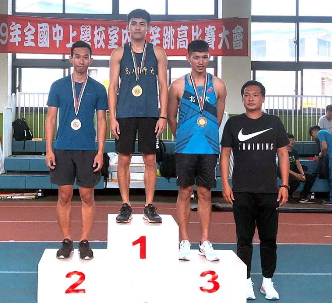 黃湧富(左二)以5.16破大會奪金,超越教練劉衍松(右)寫下的室外男子撐竿跳歷年第七傑成績5.15。黃湧富/提供。