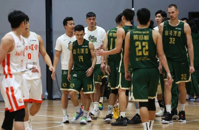 台啤贏球M2。李天助攝
