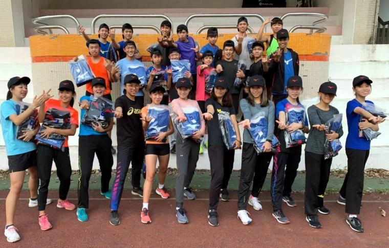 新北市全中運團服到手，明德高中田徑隊蓄勢待發。張勝煇／提供。