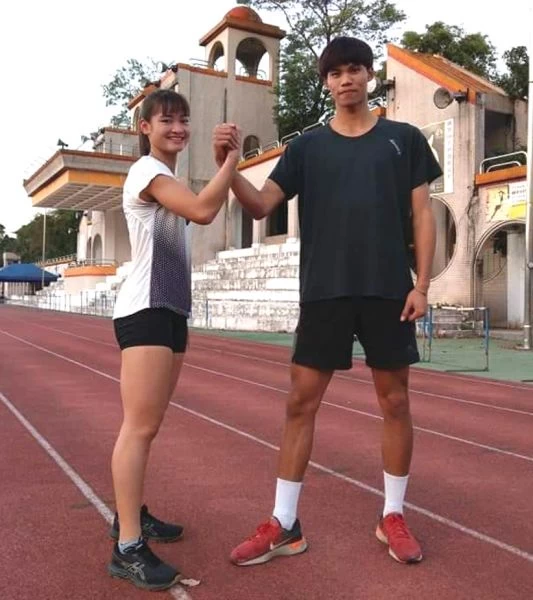 明德高中畢業的學姐陳彩娟(左)幫學弟黃漢打氣。張勝煇/提供。