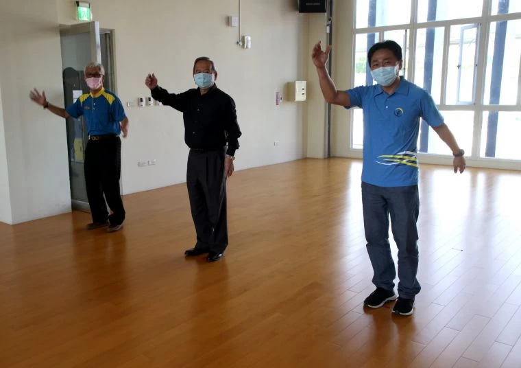 高雄市政府運動發展局局長許文宗(中)鳳山運動中心針對有氧教室體驗保持社交距離之因應措施。高雄市政府運動發展局提供