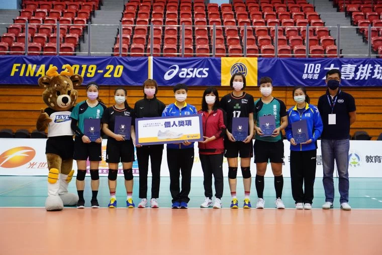 108學年度大專排球聯賽公開一級女生組個人獎:由左至右最佳舉球員陳佳蔓;最佳邊線攻擊球員羅儀璟、蔡幼群;最佳舉球員對角攻擊球員張慈容;頒獎人臺灣亞瑟士謝玉真總經理;最佳中間攔網球員邱雅、蔡沁瑤;最佳自由球員王雅葶;福斯傳媒張致平副總。大會提供