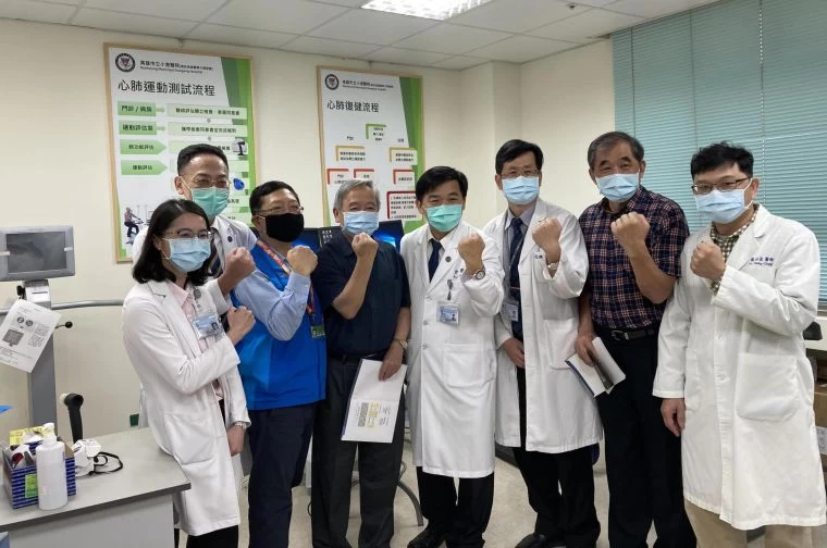 吳榕峯局長（左3）、許文宗局長（左4）、朱文慶理事長（右2）等參觀小港醫院運動功能評估室，一致對港醫團隊的用心照顧讚許不已。高雄市政府運動發展局提供