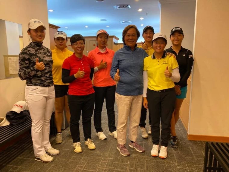 TLPGA理事長劉依貞(左五)到再輿球場勉勵考生。大會提供