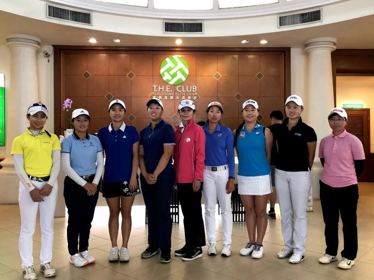 TLPGA賽務總監駱淑珍(中)歡迎8位通過測驗的選手加入這個大家庭。大會提供