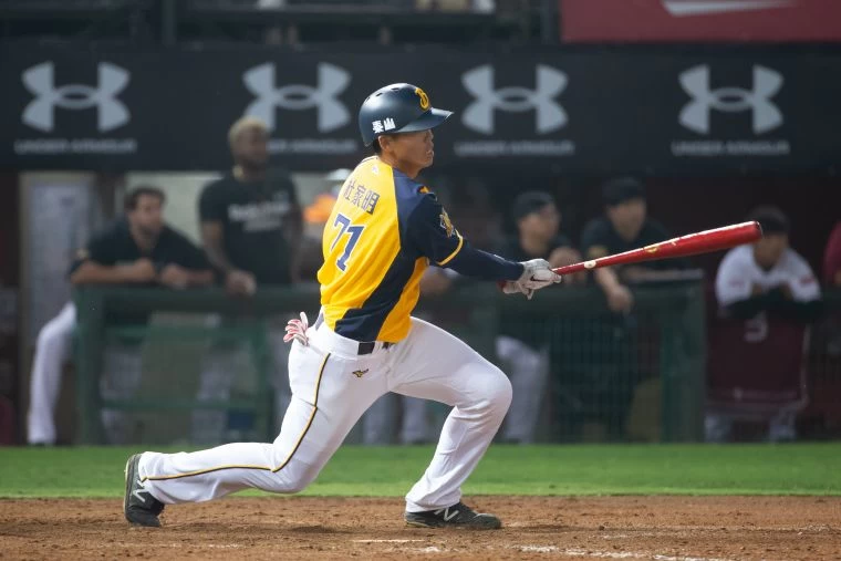 杜家明致勝安打。李天助攝