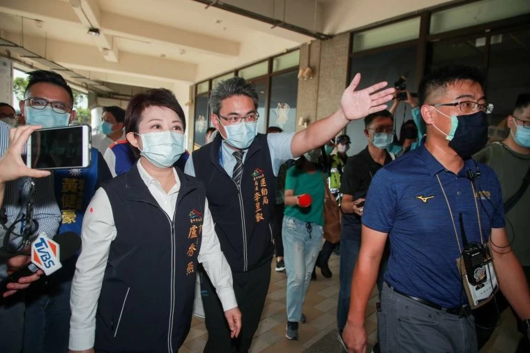 台中市體育局長李昱叡引領市長巡視洲際棒球場。台中市體育局提供