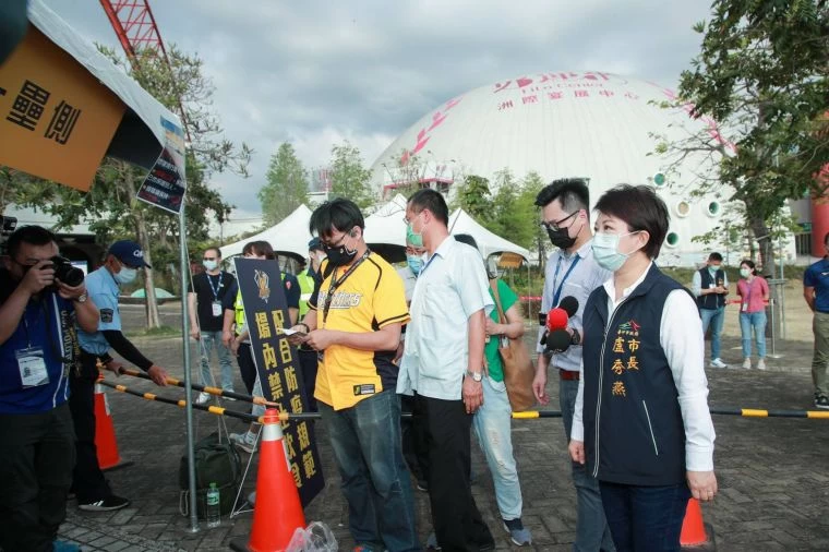 台中市長盧秀燕賽前巡視場地。台中市體育局提供