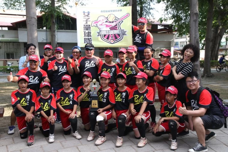 投縣埔里首度摘下全國女子壘球聯賽國小乙級冠軍盃。全國高中體總提供