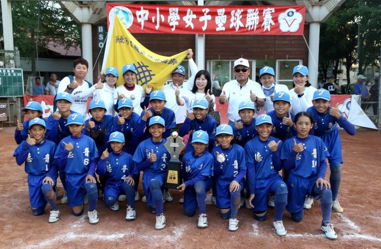 新北德音奪得一八學年度全國女子壘球聯賽國小后冠。全國高中體總提供