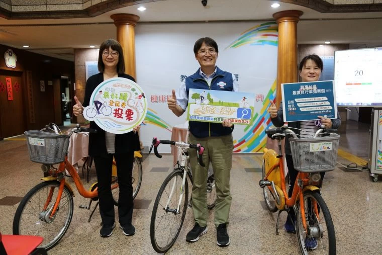 體育署高俊雄署長(中)邀請民眾一起來票選最讚亮點自行車道。體育署提供